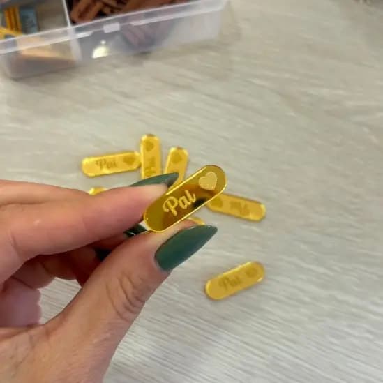 Tag Personalizada em Acrílico Espelhado Dourado - Pai.