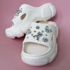 Chinelo Saltinho Babuche Glow com Acessórios Leve e Confortável