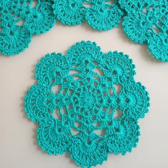 Toalhinha de Crochê 17cm Kit 4 Decoração Mesa Posta Sousplat para Xícara Cantinho do Café 100% Algodão