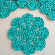 Toalhinha de Crochê 17cm Kit 4 Decoração Mesa Posta Sousplat para Xícara Cantinho do Café 100% Algodão
