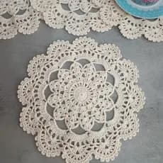 Toalhinha de Crochê 24 cm para Decoração - Centrinho de Mesa - Sousplat para Chá - Forro Pequeno para Prato