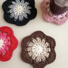 Kit 4 Porta Copos Crochê Artesanal 10 cm Descanso de Copos Decoração Mesa Posta Colorido Lembrancinha Mimo Brinde