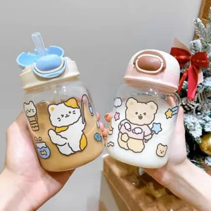 1-Garrafa Squeeze Infantil De Agua Juvenil Multicolorida 500ML Com Adesivos E Canudo Portátil Transparente Com Alça E Vedação Em SiliconeGarrafa Squeeze Infantil De Agua Juvenil Multicolorida 500ML Com Adesivos E Canudo Portátil Transparente Com Alça