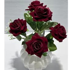 Rosa Veludo Altura total do galho: 30 cm 5 rosas por galho