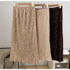 Saia midi de  com lantejoulas, forro e fenda traseira, feita de veludo e adornada com lantejoulas.