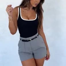 Short Feminino Moda Praia Cintura Alta Alfaiataria Com cinto Pregas Frontais Estilo Social Ar livre Passeios 2026 Verão