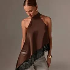 Blusa Feminina Bata Assimétrica Gola Alta com Amarração no Pescoço Detalhes em Renda Tendência Casual Inverno 2026