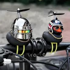 Pato Preto Com Capacete De Hélice Para Ornamentos De Motocicleta/Carro