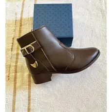 Bota Feminina Cano Curto com Fivela - Elegância e Conforto para o Dia a Dia
