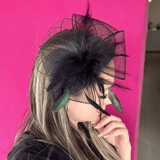 Chapéu Casquete Com Penas Fascinador de Cabelos Elegante Eventos Temáticos Festas Fantasia Carnaval