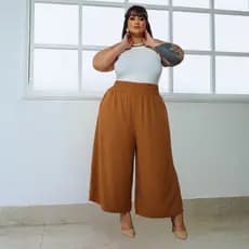 Calça Wide Leg Plus Size Bolsos Funcionais Elástico na Cintura Solta Não Marca o Corpo Casual Lia Rosa.