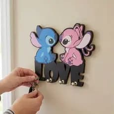 Porta Chaves Decorativo Personalizado Casal Stitch Love Linda Decoração para seu Lar