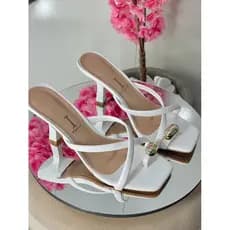 Tamanco Feminino Elegante com Detalhe Dourado – Disponível em Branco, Preto e Nude