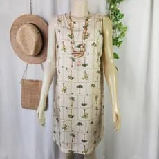 Lindo Vestido tubinho em viscose sarjada estampa tropical TAM M . Em fundo salmão com Coqueiros e pássaros corte elegant