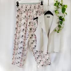 Calça pantalona em viscose estampada, TAM M. Fundo bege. [MEDIDAS NA DESCRIÇÃO] [BRECHÓ]