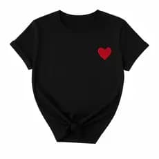 Camiseta Feminina Preta Coração Vermelho Estilosa Tumblr Minimalista Algodão Presente Casual