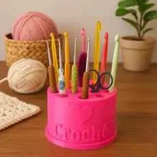 Suporte Porta-Agulha de Crochê Redondo Com Coração e a Palavra Crochê em Destaque/Presente Para Crocheteira/Porta Agulha