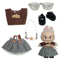 Look vintage e elegante para labubu: blusa com padrão sorriso, saia listrada, óculos e sapatos combinam com qualquer rou