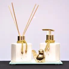 KIT LAVABO PET,(Plástico) 250 ML BRANCO COM DOURADO LUXO; COM PASSARINHO EM PORCELANA E BANDEJA  ESPELHADA.