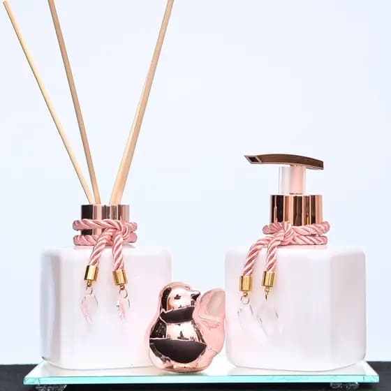 KIT LAVABO PET (Plástico), 250 ML LUXO BRANCO ROSE; COM PASSARINHO ROSE EM PORCELANA E BANDEJA ESPELHADA..
