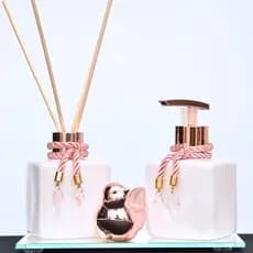 KIT LAVABO PET (Plástico), 250 ML LUXO BRANCO ROSE; COM PASSARINHO ROSE EM PORCELANA E BANDEJA ESPELHADA..
