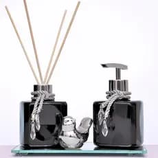 KIT LAVABO PET (Plástico) 250 ML PRETO COM PRATA LUXO; COM PASSARINHO EM PORCELANA E BANDEJA ESPELHADA.