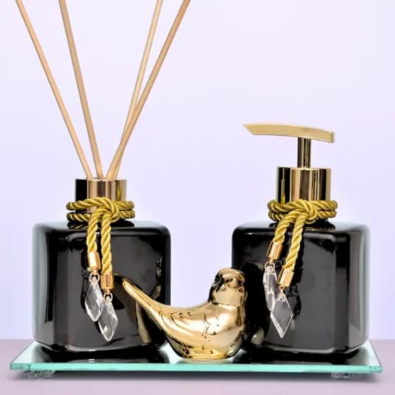 KIT LAVABO PET (Plástico)  250 ML PRETO COM DOURADO LUXO; COM PASSARINHO EM PORCELANA E BANDEJA ESPELHADA.
