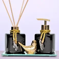 KIT LAVABO PET (Plástico)  250 ML PRETO COM DOURADO LUXO; COM PASSARINHO EM PORCELANA E BANDEJA ESPELHADA.