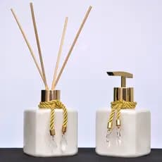 KIT LAVABO PET (Plástico) BRANCO DOURADO 250 ML AROMATIZADOR  E SABONETEIRA.