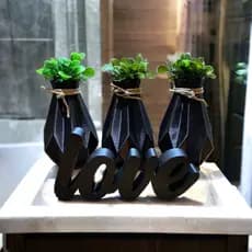3 Mini Vasinhos Com Plantas Artificiais e Letreiro Love Decoração Banheiro