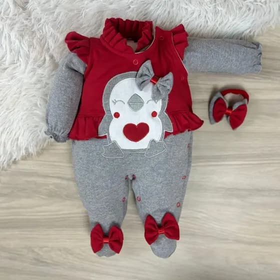 Macacão bebê menina bordado pinguim com laço macio e confortável