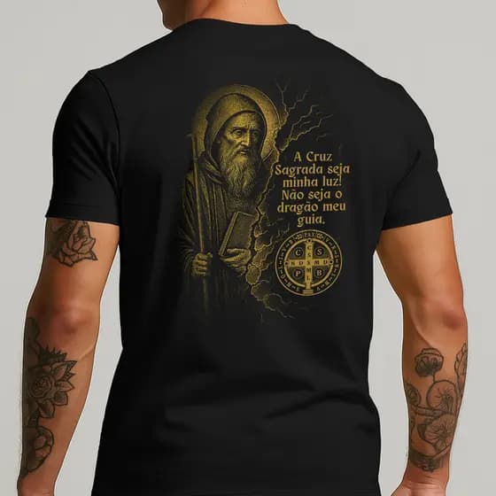 Camiseta Masculina São Bento Oração A Cruz Sagrada Seja Minha Luz