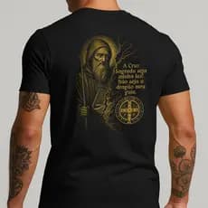 Camiseta Masculina São Bento Oração A Cruz Sagrada Seja Minha Luz