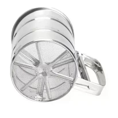 Peneira Polvilhador Inox Peneirar Farinha Tapioca Com Gatilho Confeitaria
