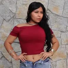 Cropped Tee Manga curta Gola Assimétrica e prega Look Y2k