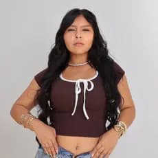 Camiseta Cropped feminina casual patchwork contrastante com laço frontal