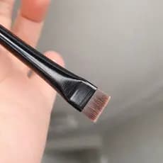 Pincel de maquiagem preto ultrafino para sobrancelhas, chanfrado de precisão, ideal para delineador, sombra e olhos.