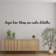 Frase Decorativa Aqui tem Deus em cada Detalhe feito em MDF Preto de 3mm Promoção