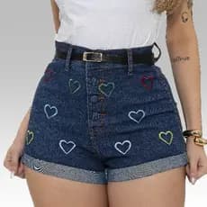 Short jeans bordado com lycra botão encapado cintura alta