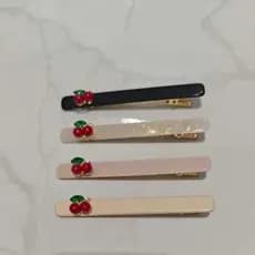 Presilha Amarena | Fivela preta com cerejas e strass
