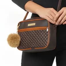 Bolsa Tira Colo Feminina - Estampa Moderna com Pompom Transversal Alsa de Hombro
