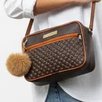 Bolsa Feminina Transversal Tira Colo - Estampa Moderna com Pompom