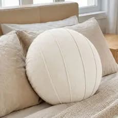 ALMOFADA REDONDA BOUCLE COM ENCHIMENTO BEGE CLARO TAMANHO 43CM