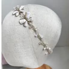 Tiara batizado borboleta branca pérolas