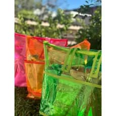 BOLSA DE PRAIA EM PLÁSTICO TRANSPARENTE CORES NEON / IMPERMEÁVEL