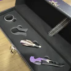 Kit Vinho Dia dos Pais 4 Peças | Maleta Porta Vinho em Couro Sintético | Presente para Pai