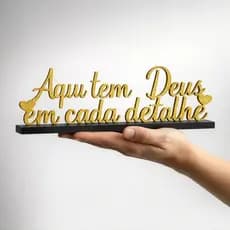 Placa Decorativa Aqui Tem Deus em Cada Detalhe Enfeite de Mesa Frase Cristã Dourada com Base Preta  Decoração Religiosa