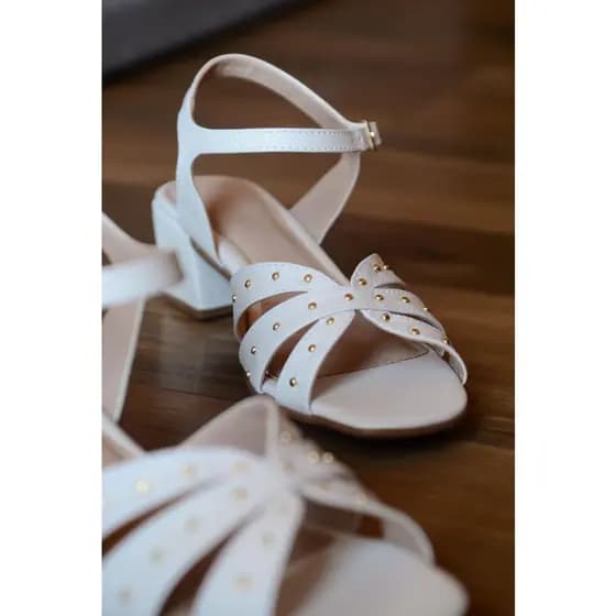 Sandália Feminina Salto Bloco DBAESSE Conforto Elegante Tiras Cruzadas Moda com Tachas Douradas 458