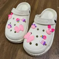 Sandália Personalizada - Branco/Rosa Escuro - Antiderrapante - em Eva - Pin Porquinho - BC1