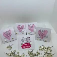 50 Pares Brinco de Pérola + Tag Mensagem Bíblica | Lembrancinha Brinde Mimo para Cliente
